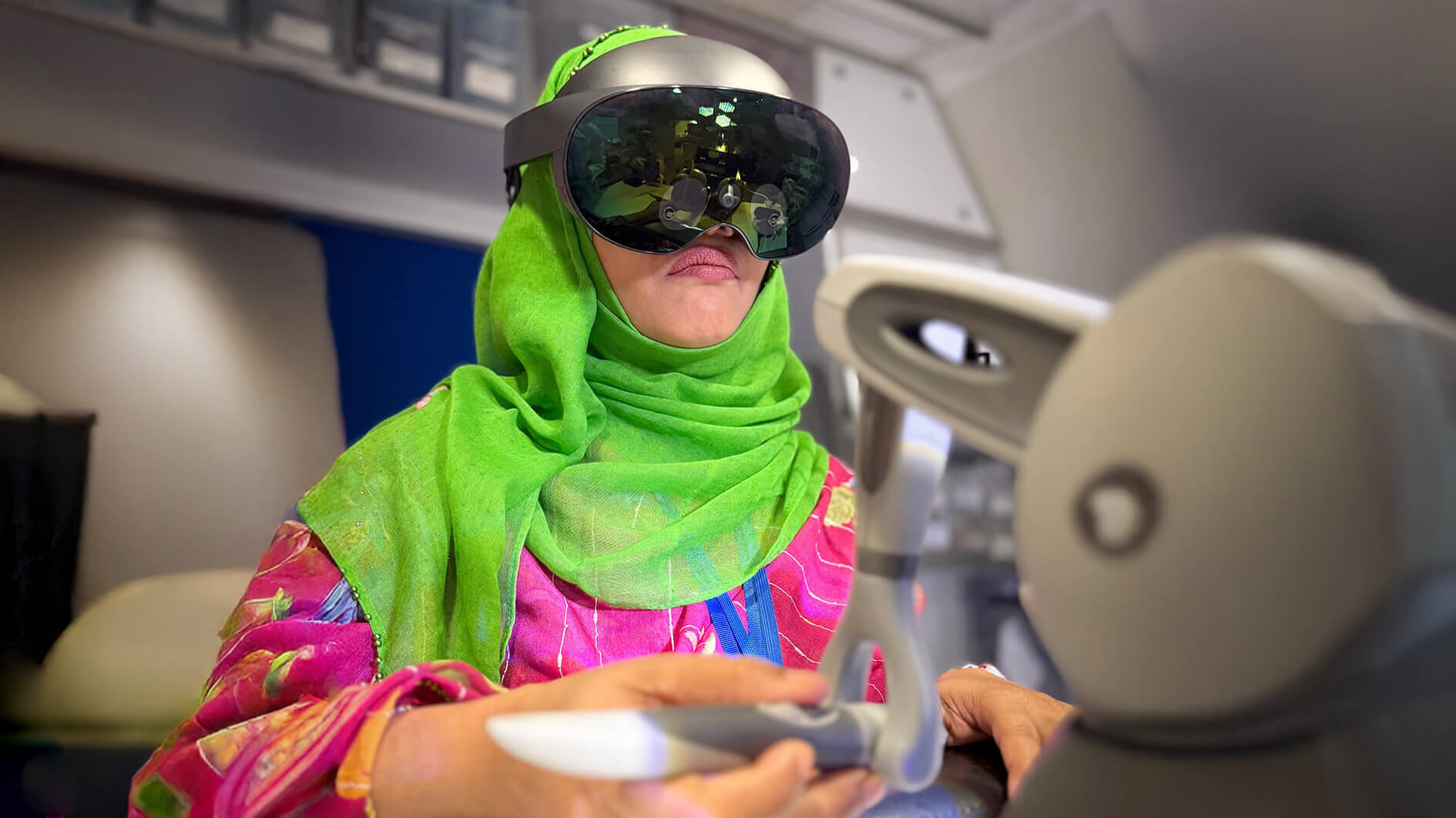 Ophthalmic surgeons training together on a haptic simulator